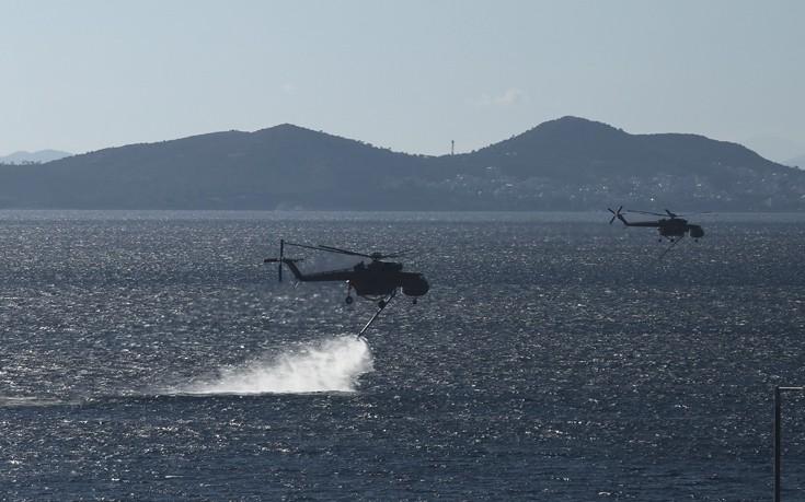 Μάχη για να ελέγξει τη φωτιά δίνει η Πυροσβεστική στην Ανάβυσσο