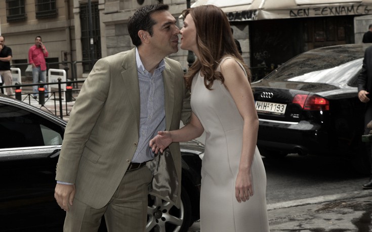 Το φιλί Τσίπρα – Αχτσιόγλου στην είσοδο του υπουργείου Εργασίας