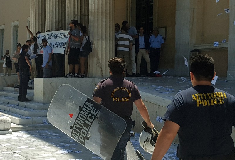 Με εντολή Βούτση και Τόσκα αφέθηκαν ελεύθερα τα μέλη του Ρουβίκωνα