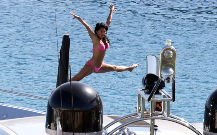 Η Nicole Scherzinger πετάει από τη χαρά της που είναι στη Μύκονο