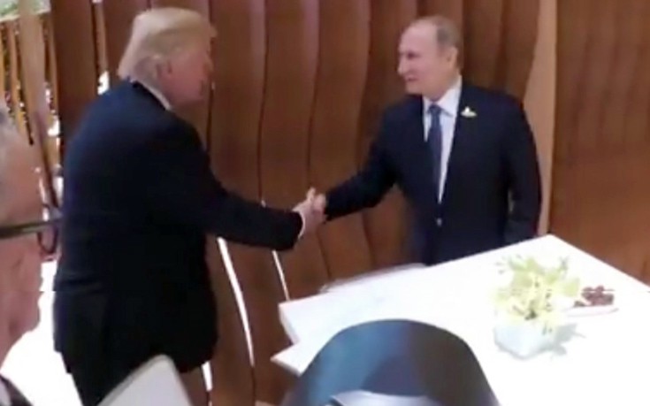 Οι Πούτιν και Τραμπ αντάλλαξαν την πρώτη χειραψία τους