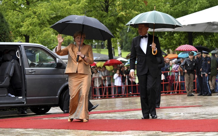 Η φαντασμαγορική και τσαλακωμένη Μέρκελ στο κόκκινο χαλί