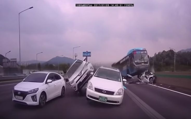 Τρομακτικό δυστύχημα σε αυτοκινητόδρομο της Νότιας Κορέας