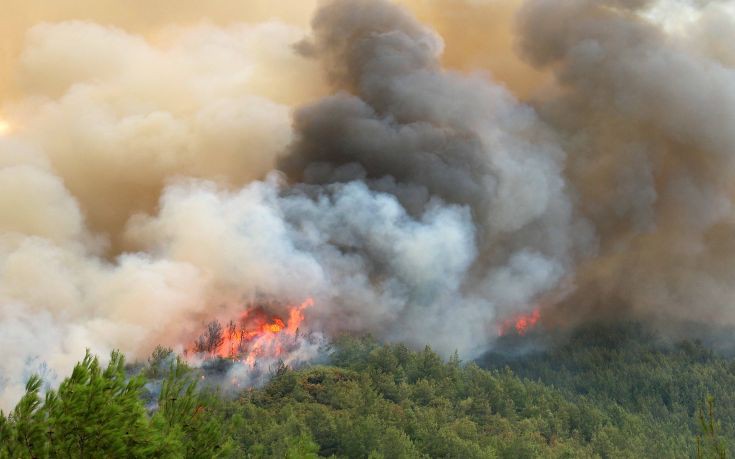 Μαίνεται η μεγάλη πυρκαγιά στη Ζάκυνθο