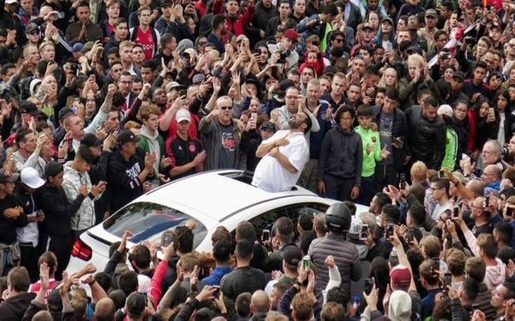 Συγκλονιστικές στιγμές έξω από το σπίτι του Νούρι με την οικογένεια του και οπαδούς του Άγιαξ