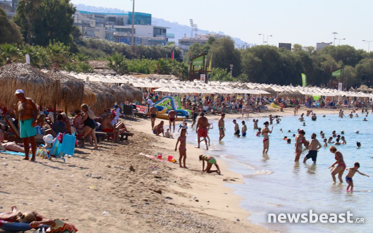 Καύσωνας και οι παραλίες της Αττικής γέμισαν κόσμο