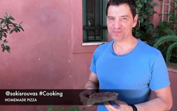 Ο Σάκης Ρουβάς φτιάχνει σπιτική πίτσα στα κάρβουνα