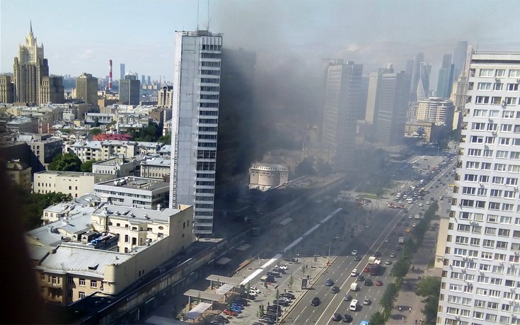 Πυκνός καπνός από πυρκαγιά σε ουρανοξύστη στη Μόσχα