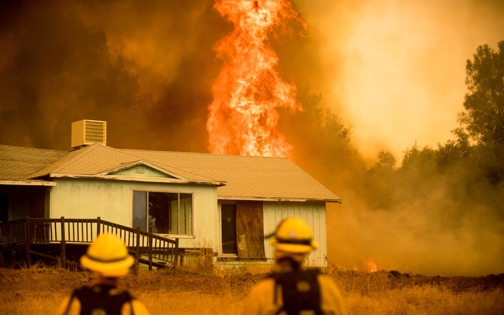 Μάχη με τις φλόγες σε 15 μέτωπα που μαίνονται στην Καλιφόρνια