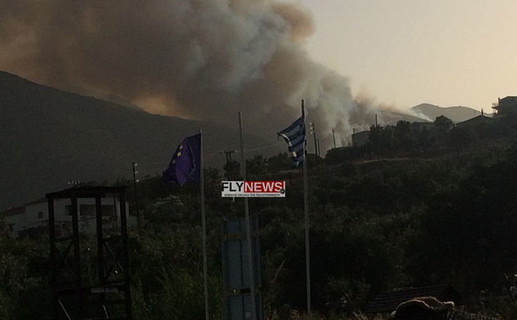 Μαίνεται η φωτιά στη Μάνη που έκαψε σπίτια