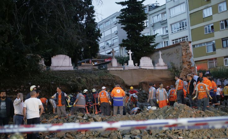Δρόμοι πλημμύρισαν, δέντρα ξεριζώθηκαν στην Κωνσταντινούπολη