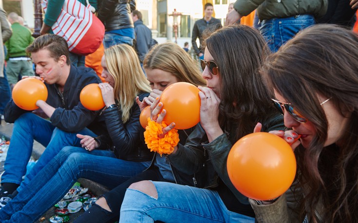 Εκατοντάδες μπαλόνια και αμπούλες με αέριο γέλιου κατασχέθηκαν στην Κρήτη