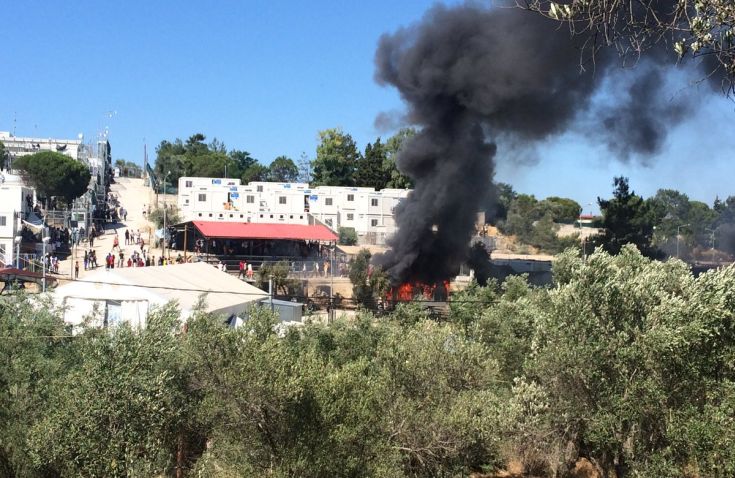 Καμένα κοντέινερ και σκηνές από την ένταση που ξέσπασε στη Μόρια