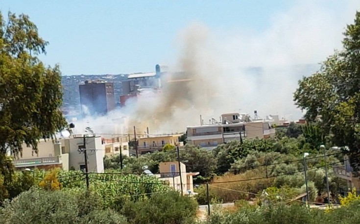 Πυρκαγιά δίπλα σε πολυκατοικία στη Σούδα