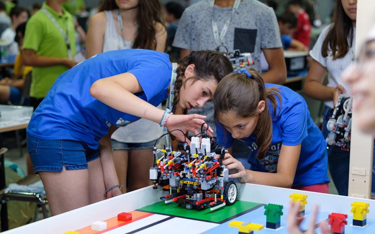 Εκπαιδευτική ρομποτική, το μέλλον των παιδιών «γράφεται» τώρα με τη βοήθεια της COSMOTE