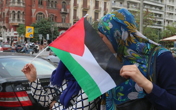 Καθιστική διαμαρτυρία Παλαιστινίων στο κέντρο της Θεσσαλονίκης