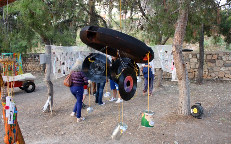 Μαθητές της Αίγινας έφτιαξαν θερινό σινεμά από… σκουπίδια