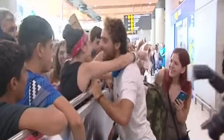 Με χειροκροτήματα και κλάματα υποδέχτηκαν τον Μάριο Πρίαμο στην Κύπρο