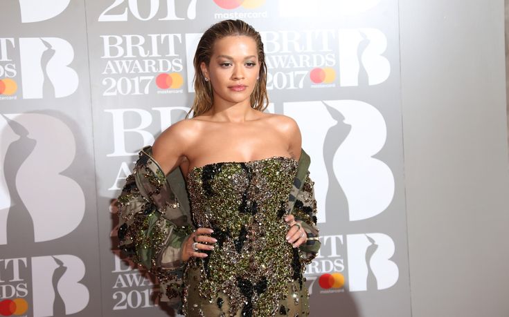 Η Rita Ora ξαπλωμένη στο κρεβάτι με σιθρού σουτιέν