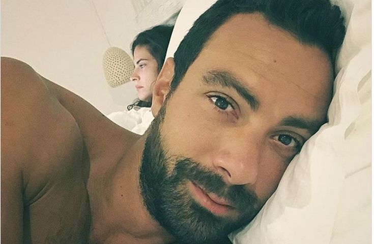 Ο Σάκης Τανιμανίδης στο κρεβάτι με τη Χριστίνα Μπόμπα