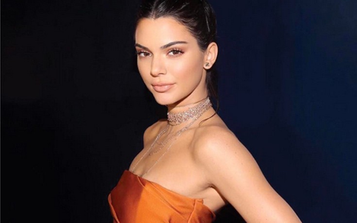 Η Kendall Jenner ολόγυμνη πάνω σε μία τραπεζαρία