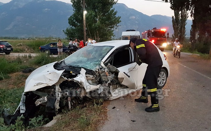 Τροχαίο με εγκλωβισμό του οδηγού κοντά στην εθνική οδό Λαμίας – Καρπενησίου
