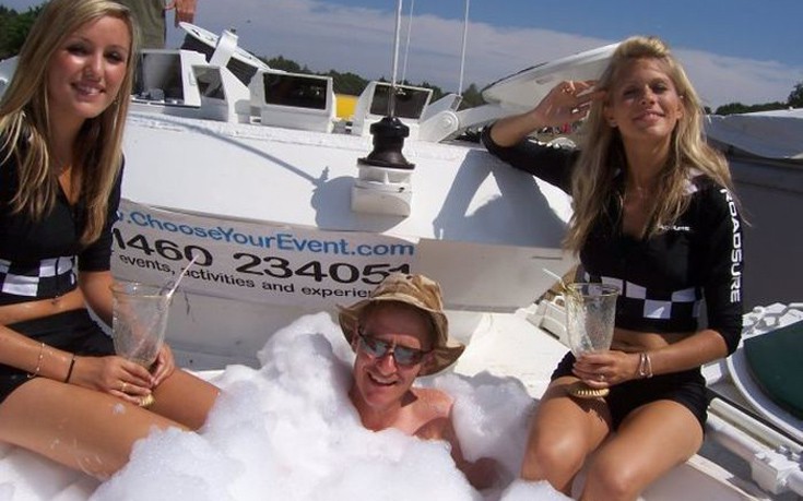 Έτσι είναι μια γαμήλια λιμουζίνα-τανκ