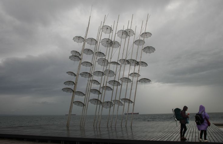 Κακοκαιρία με έναν νεκρό και καταστροφές σαρώνει τη χώρα