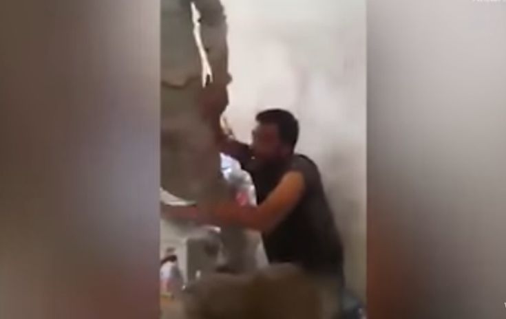 Ιρακινοί στρατιώτες πετούν τζιχαντιστές στο κενό και τους γαζώνουν με τα όπλα τους