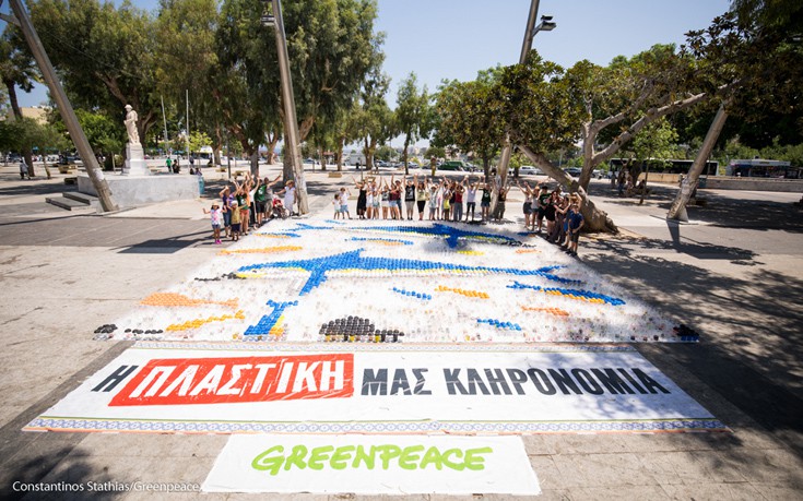 Το Rainbow Warrior III της Greenpeace έδεσε στο λιμάνι του Ηρακλείου