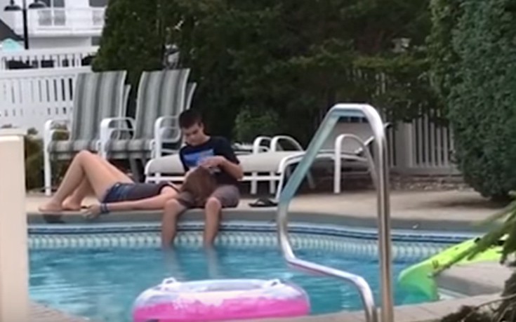 Πώς διαλύεις τη ρομαντική στιγμή ενός ζευγαριού στην πισίνα