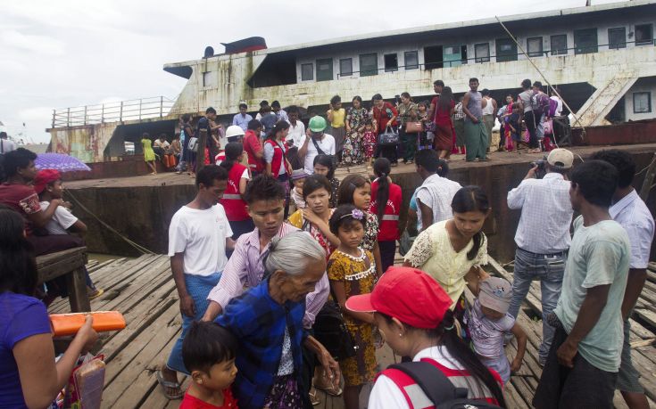 Περίπου 370.000 Ροχίνγκια έχουν εγκαταλείψει τη Μιανμάρ
