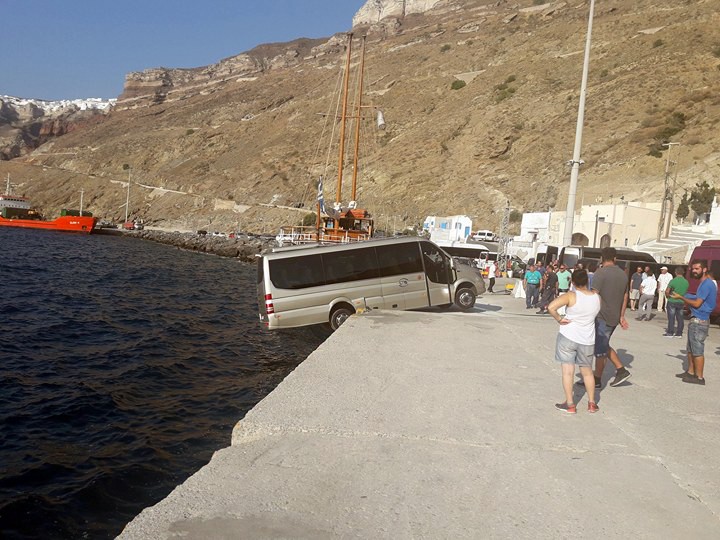 Μικρό λεωφορείο αιωρείται στο λιμάνι της Σαντορίνης