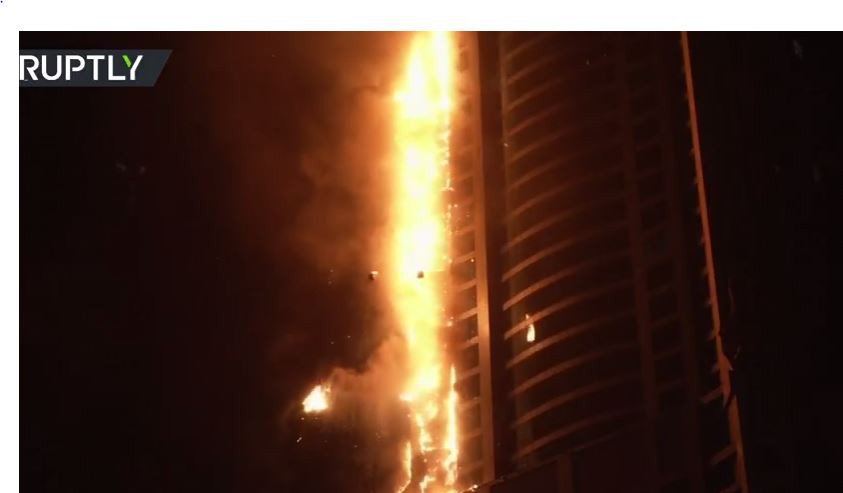 Βίντεο από τον ουρανοξύστη «πυρσό» του Ντουμπάι που τυλίχθηκε στις φλόγες