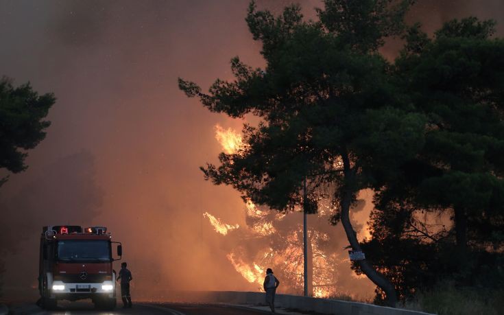 Δύο τα μέτωπα του πύρινου κλοιού στον Κάλαμο