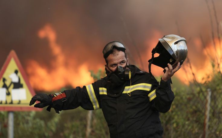 Χωρίς σημάδια βελτίωσης η εικόνα της φωτιάς στον Κάλαμο