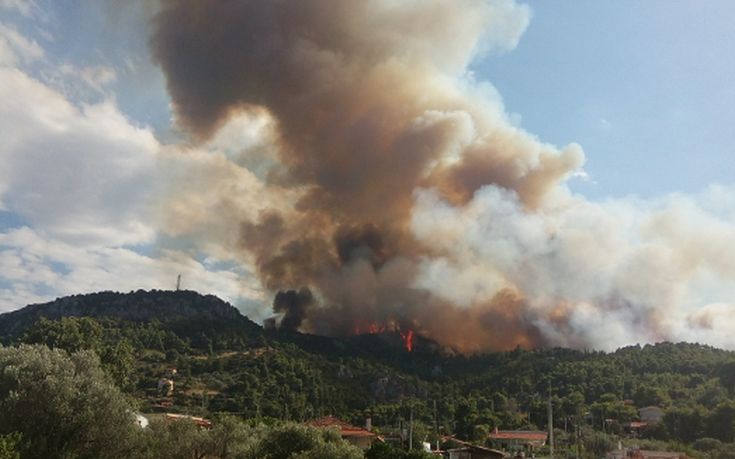 Η πύρινη λαίλαπα καίει σπίτια στον Κάλαμο