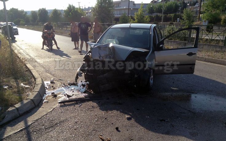 Τρελή πορεία αυτοκινήτου σταμάτησε σε κολώνα της ΔΕΗ στη Λαμία