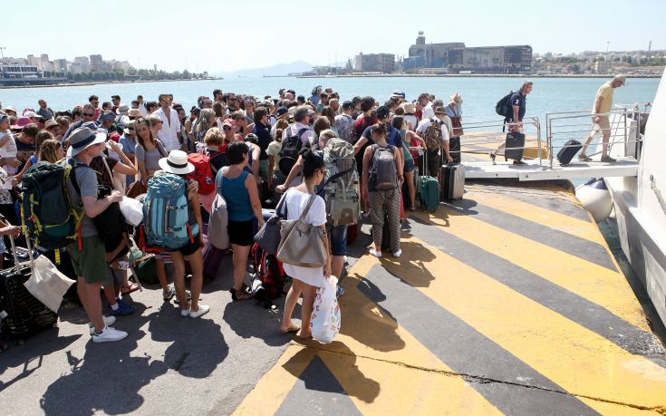 Αυξημένη η κίνηση στα λιμάνια λόγω της εξόδου των αδειούχων του Αυγούστου