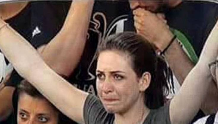 Η ιστορία της φωτογραφίας με την κοπέλα που έγινε σύμβολο αγάπης για την ομάδα της