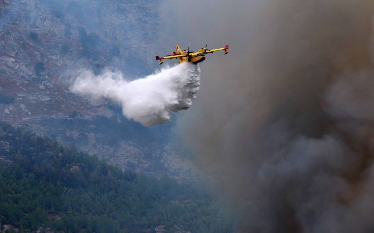 Και εναέρια μέσα στη μάχη με τη μεγάλη φωτιά στον Κάλαμο