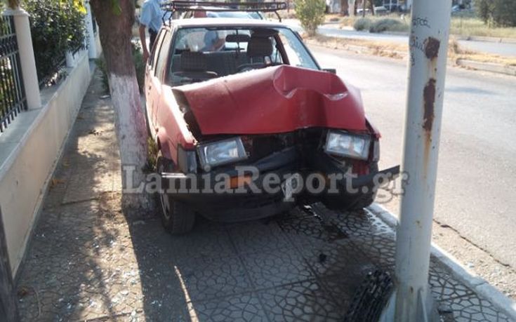 Αυτοκίνητο έπεσε σε κολόνα στη Λαμία