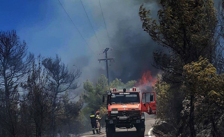 Βελτιώνεται η εικόνα από τη φωτιά στις Σπέτσες