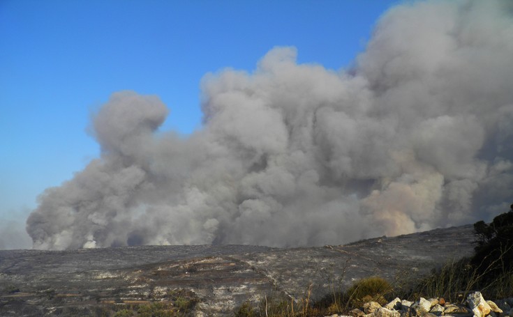 Βελτιώνεται η εικόνα της φωτιάς που μαίνεται στα Κύθηρα