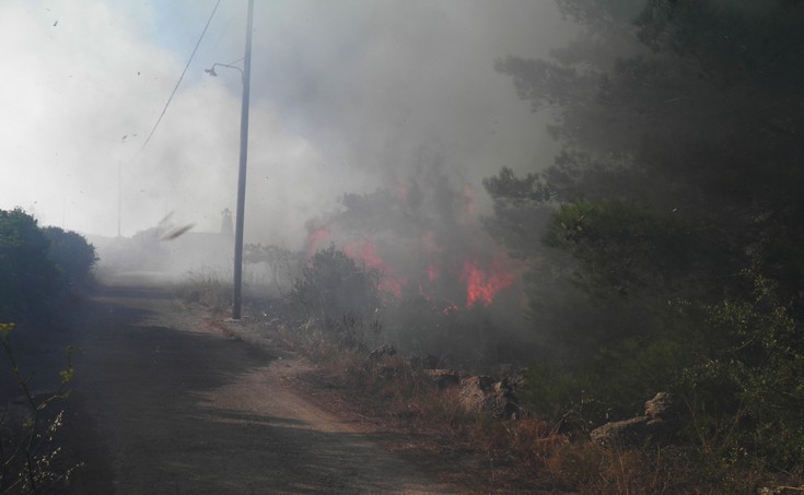 Εφιαλτική νύχτα στα Κύθηρα με την ανεξέλεγκτη πυρκαγιά