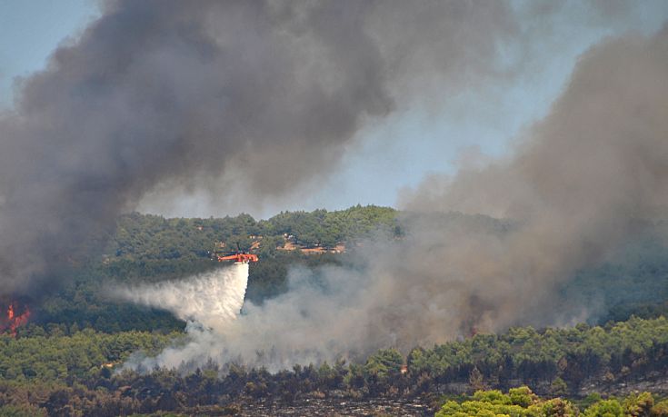 Μαίνεται η φωτιά που καίει τη Ζάκυνθο