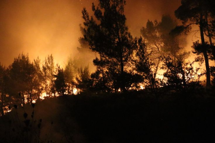 Δύσκολες ώρες στο μέτωπο της φωτιάς προς Καπανδρίτι