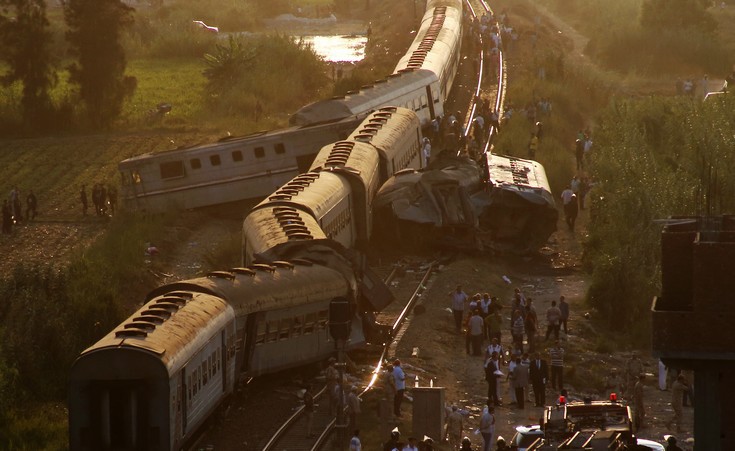 Εικόνες από τη σύγκρουση τρένων με 42 νεκρούς στην Αλεξάνδρεια της Αιγύπτου