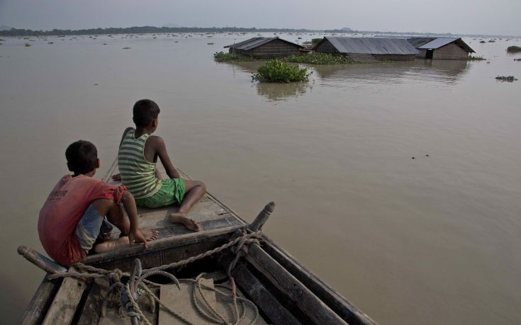 Μεγαλώνει δραματικά η λίστα των νεκρών από τις πλημμύρες στην Ινδία