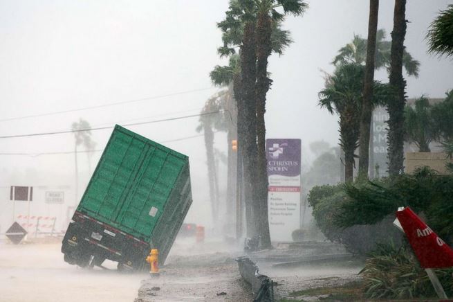 Σε κατάσταση φυσικής καταστροφής το Τέξας, έφτασε ο τυφώνας Χάρβεϊ